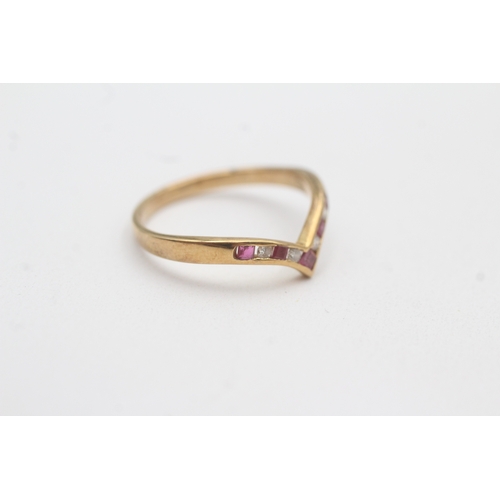 69 - 18ct gold ruby diamond wishbone ring (2.1g) Size M