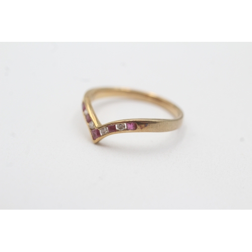 69 - 18ct gold ruby diamond wishbone ring (2.1g) Size M
