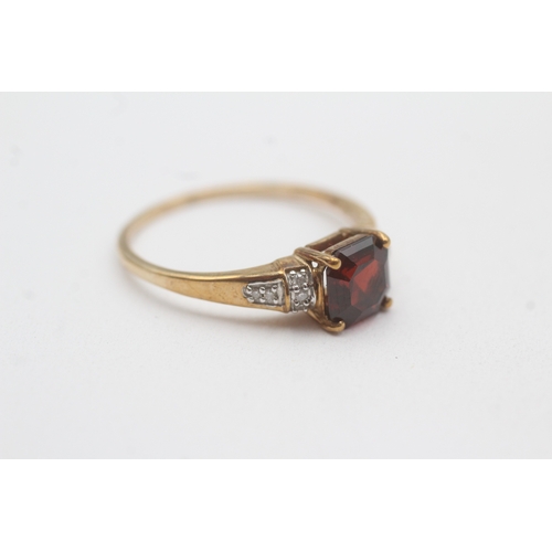 98 - 9ct gold garnet diamond dress ring (2.6g) Size T 1/2
