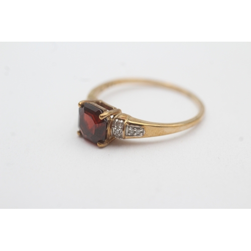 98 - 9ct gold garnet diamond dress ring (2.6g) Size T 1/2
