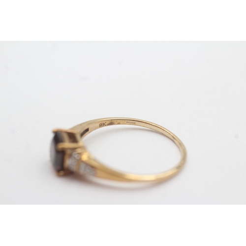 98 - 9ct gold garnet diamond dress ring (2.6g) Size T 1/2