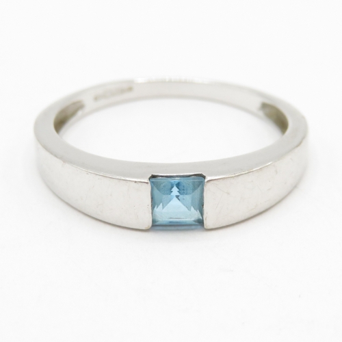 9ct white gold tension set blue topaz ring (2.1g) Size O 1/2
