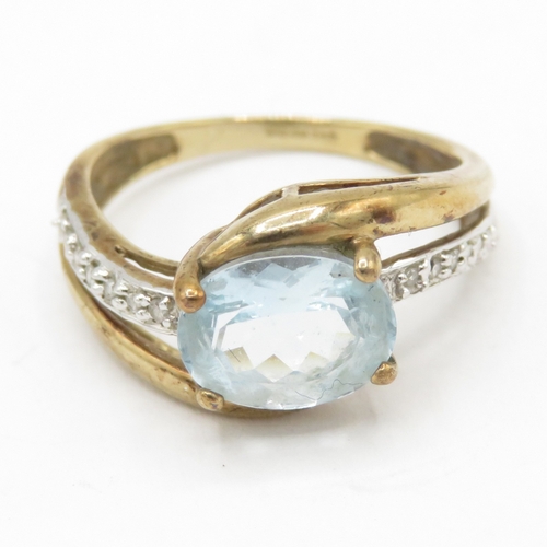 102 - 9ct gold aquamarine diamond crossover ring (2.6g) Size N