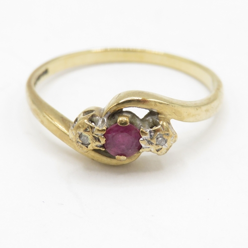 114 - 9ct gold ruby diamond trilogy bypass ring (1.7g) Size O