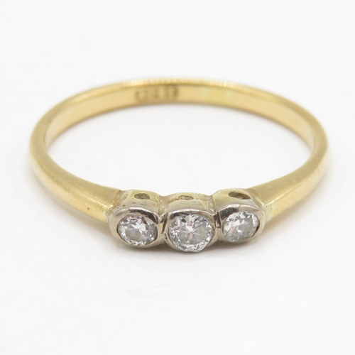 117 - 18ct gold diamond trilogy ring (2.1g) Size P