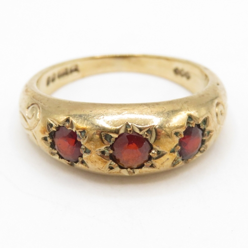 9ct gold vintage garnet trilogy ring (3.7g) Size L