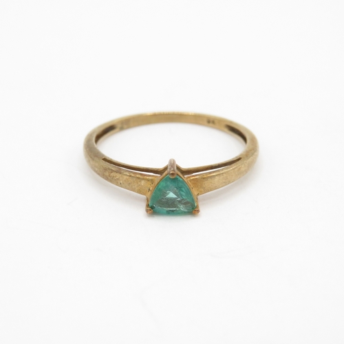 66 - 9ct gold trillion cut emerald solitaire ring (1.3g) Size O 1/2