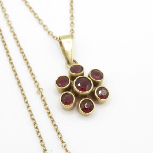72 - 9ct gold garnet cluster pendant (2.4g)