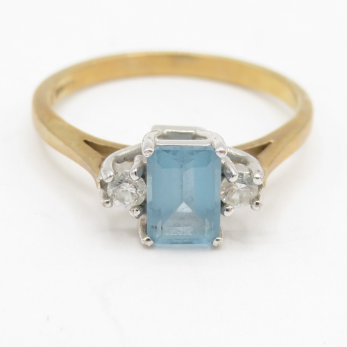 90 - 9ct gold blue topaz diamond trilogy ring (1.6g) Size K