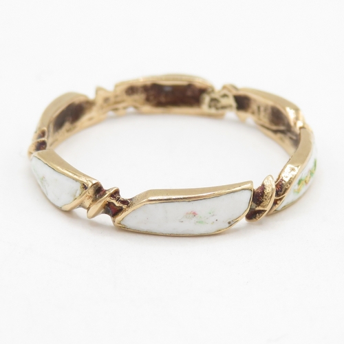 91 - 9ct gold enamel patterned band as found (1.8g) Size P