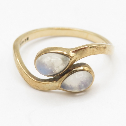 94 - 9ct gold moonstone crossover ring (1.9g) Size L 1/2