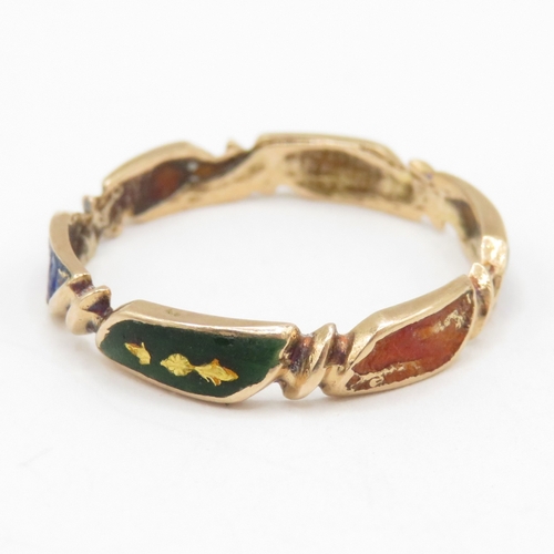 96 - 9ct gold enamel patterned band as found (1.7g) Size P