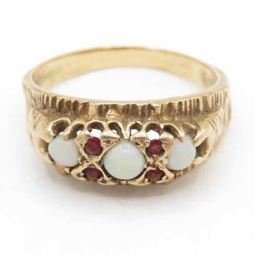 98 - 9ct gold opal garnet ring (3.8g) Size P 1/2