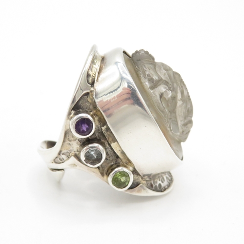 213 - Sterling Silver 925 Carved Ring with Gemstones (21g) Size S
