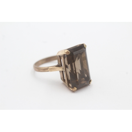 106 - 9ct gold vintage smokey quartz dress ring (6.4g) Size M 1/2