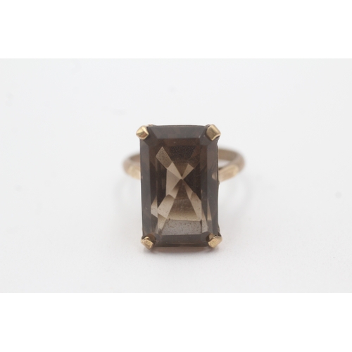106 - 9ct gold vintage smokey quartz dress ring (6.4g) Size M 1/2