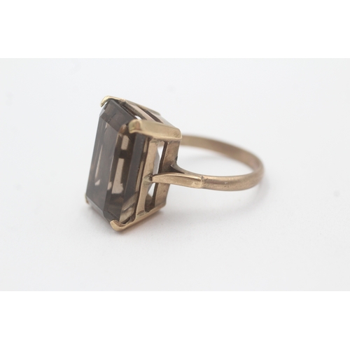 106 - 9ct gold vintage smokey quartz dress ring (6.4g) Size M 1/2