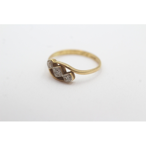 112 - 18ct gold diamond trilogy crossover ring (1.9g) Size L 1/2