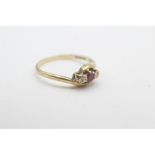 114 - 9ct gold ruby diamond trilogy bypass ring (1.7g) Size O