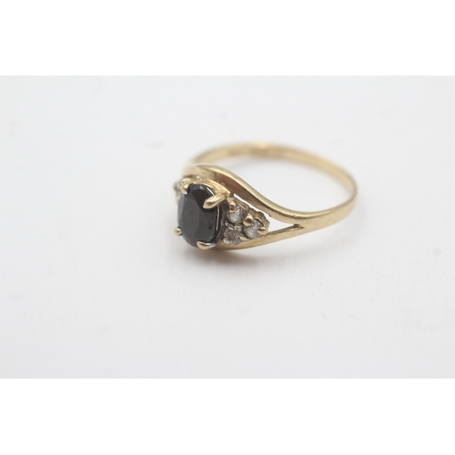 123 - 9ct gold diamond and sapphire dress ring (1.9g) Size L