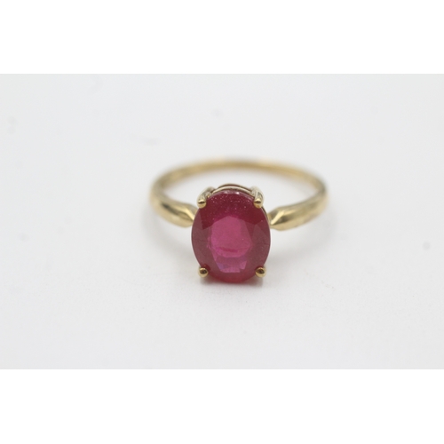 129 - 9ct gold created ruby solitaire ring (2.3g) Size N 1/2