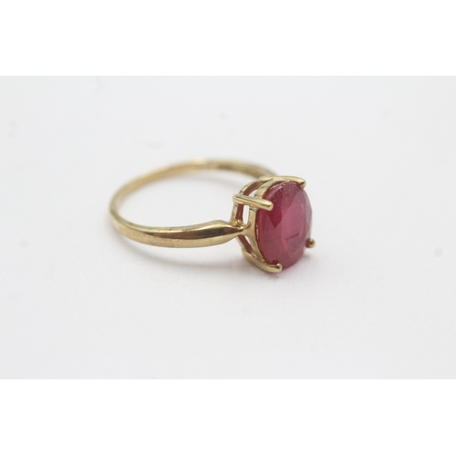 129 - 9ct gold created ruby solitaire ring (2.3g) Size N 1/2