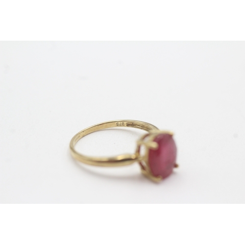 129 - 9ct gold created ruby solitaire ring (2.3g) Size N 1/2