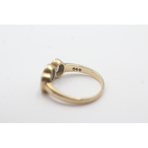 135 - 9ct gold bezel set blue topaz trilogy ring (2.9g) Size P