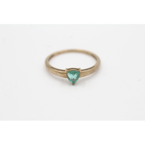 66 - 9ct gold trillion cut emerald solitaire ring (1.3g) Size O 1/2