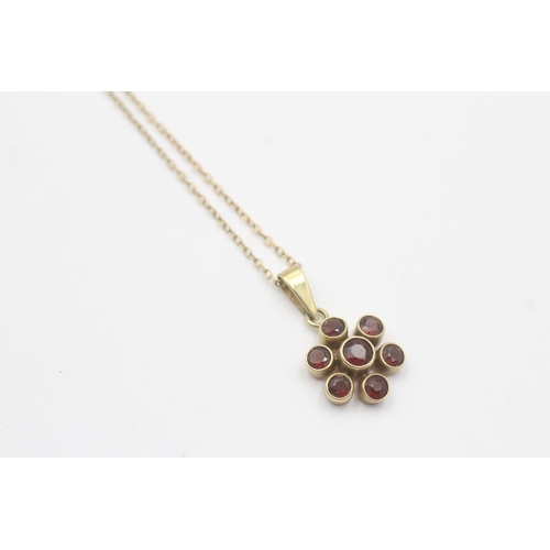 72 - 9ct gold garnet cluster pendant (2.4g)
