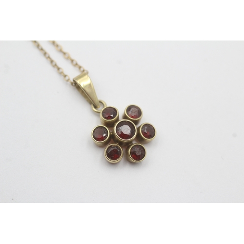 72 - 9ct gold garnet cluster pendant (2.4g)