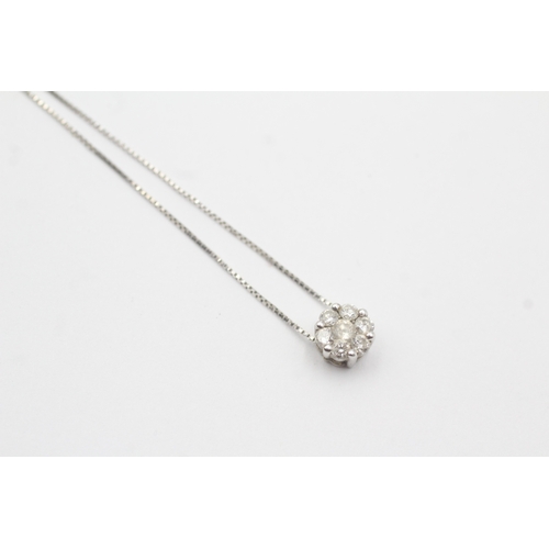 77 - 14ct gold diamond cluster pendant necklace (1.6g)