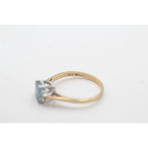 90 - 9ct gold blue topaz diamond trilogy ring (1.6g) Size K