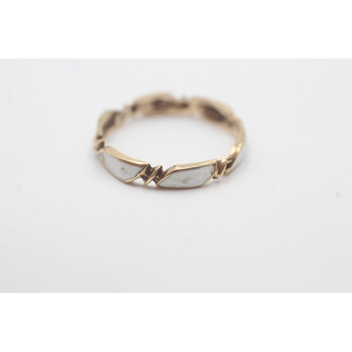 91 - 9ct gold enamel patterned band as found (1.8g) Size P