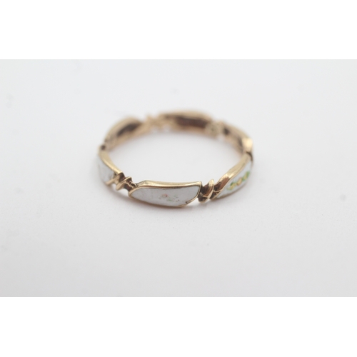 91 - 9ct gold enamel patterned band as found (1.8g) Size P
