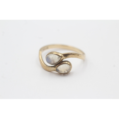 94 - 9ct gold moonstone crossover ring (1.9g) Size L 1/2
