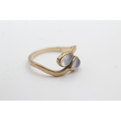 94 - 9ct gold moonstone crossover ring (1.9g) Size L 1/2