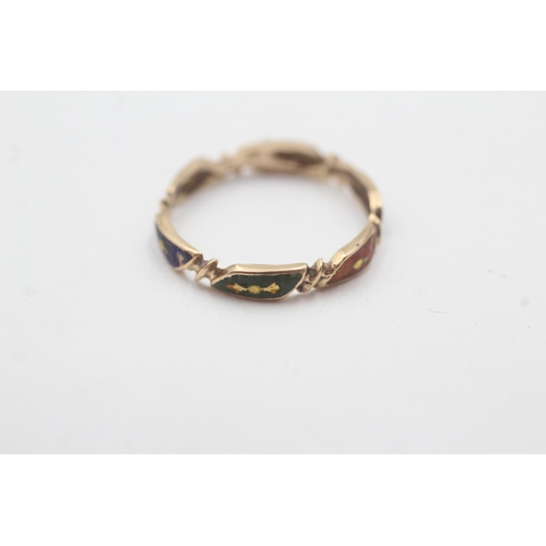 96 - 9ct gold enamel patterned band as found (1.7g) Size P