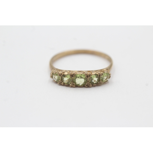 99 - 9ct gold peridot five-stone ring (1.6g) Size P
