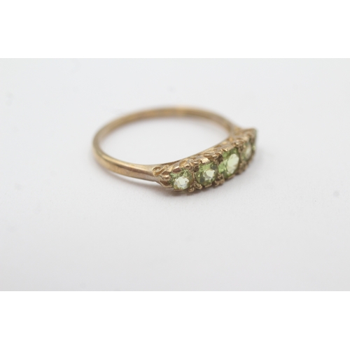 99 - 9ct gold peridot five-stone ring (1.6g) Size P