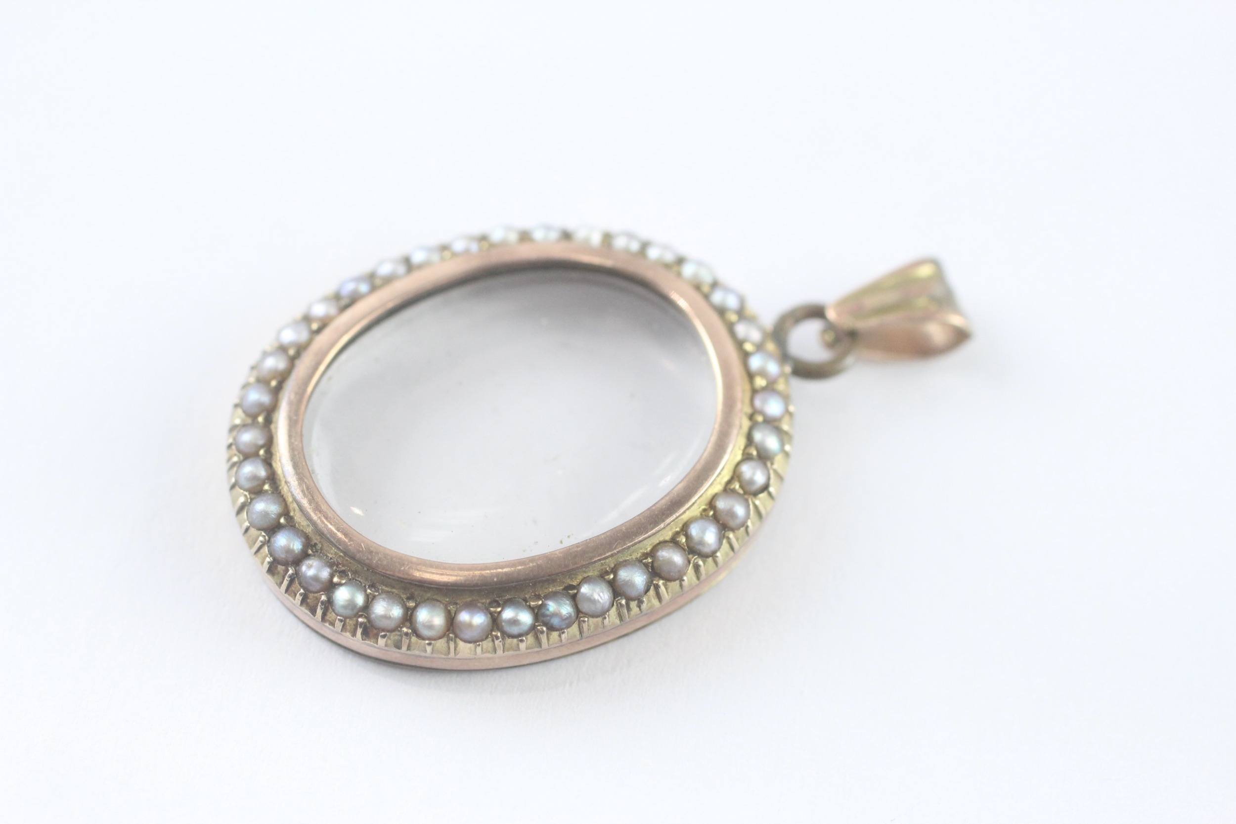 9ct gold split pearl antique photo locket with base metal hoop (12.2g)