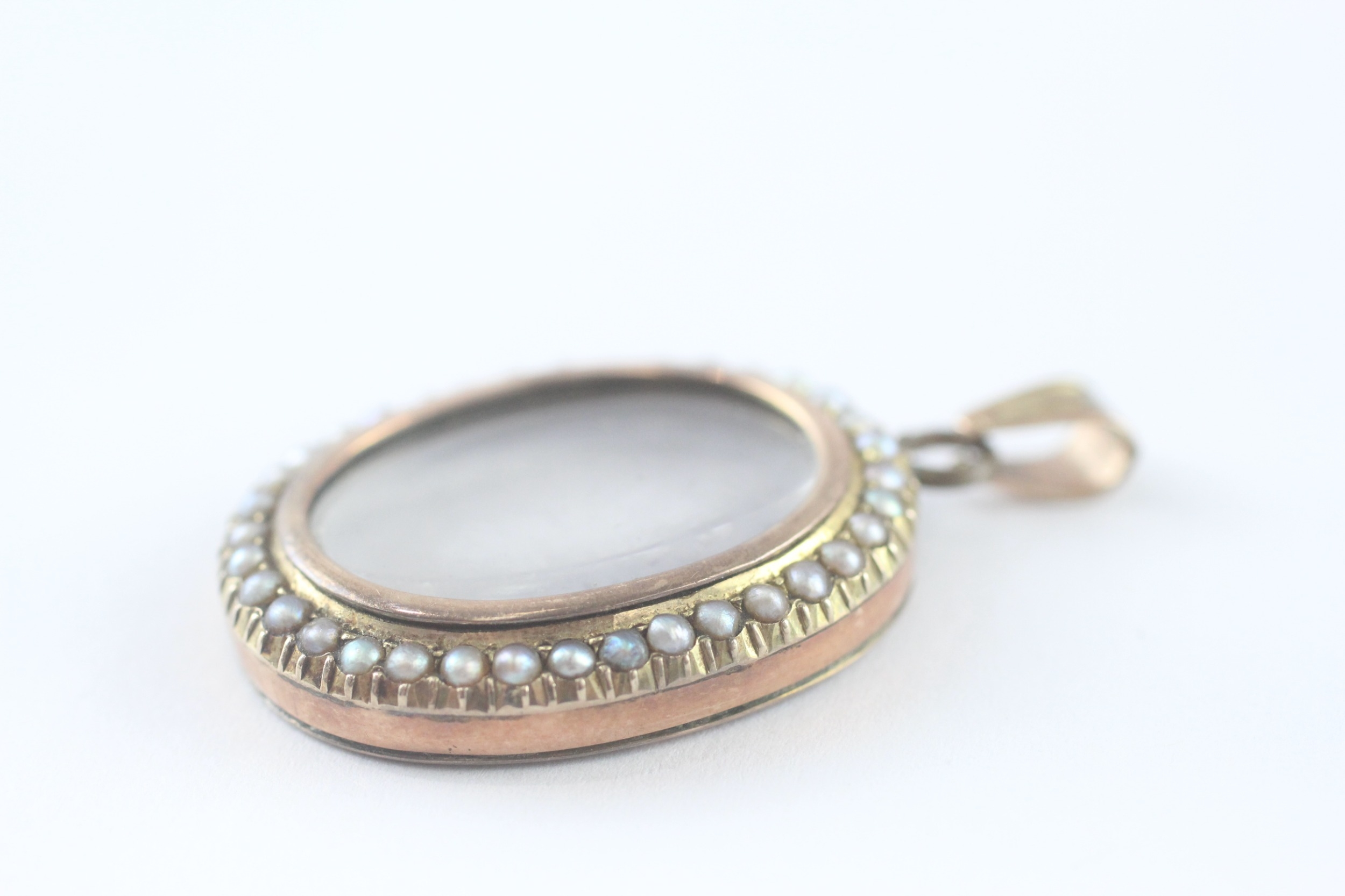 9ct gold split pearl antique photo locket with base metal hoop (12.2g)