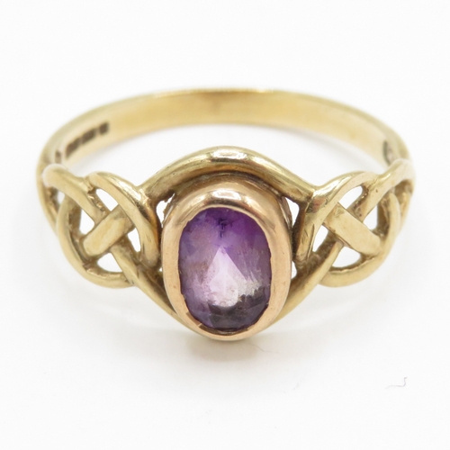 166 - 9ct gold amethyst bezel set ring (2.5g) Size P