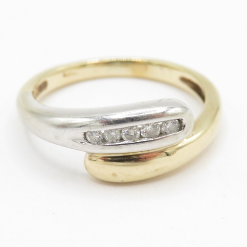 187 - 18ct gold diamond crossover ring (2.2g) Size J