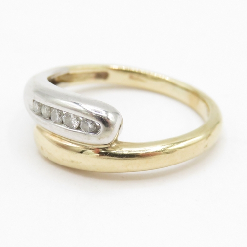 187 - 18ct gold diamond crossover ring (2.2g) Size J