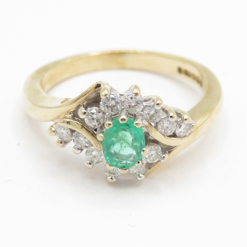 190 - 9ct gold diamond and emerald cluster ring (4g) Size P