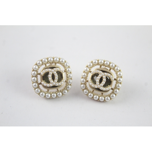 216 - Chanel Gold Tone & Simulated Pearl Stud Earrings (9g)