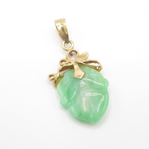 114 - 14ct gold carved jade pendant (1.3g)