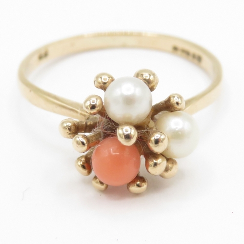 184 - 9ct gold cultured pearl and coral mid century ring (1.8g) Size K
