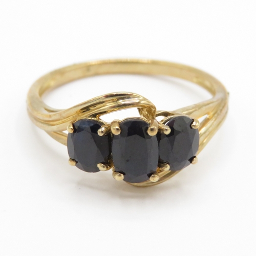 197 - 9ct gold sapphire trilogy ring (2.1g) Size P